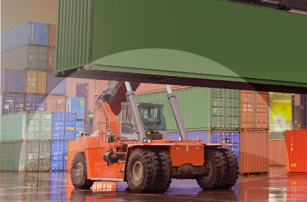 センサーで守られたリーチスタッカー