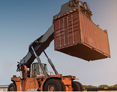 リーチスタッカー