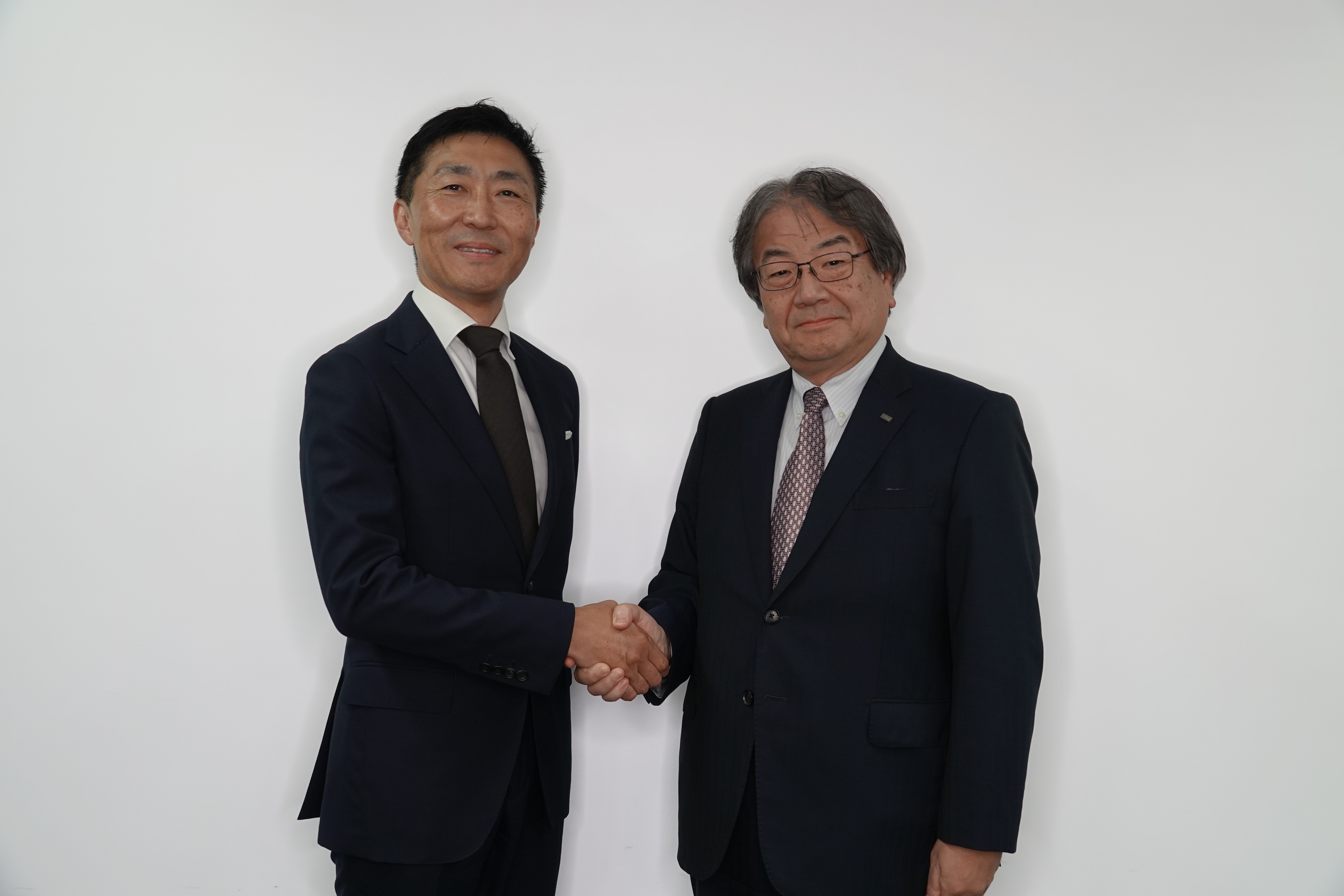 三井情報株式会社 代表取締役社長 浅野 謙吾（左） 株式会社トインクス 取締役社長 河田 伸（右）
